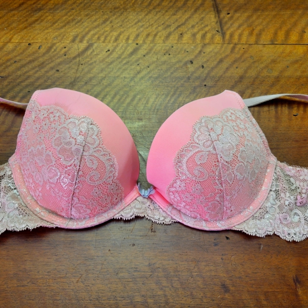Victoria Secret Dream Angels Push-up Bra Size 32 B Peach Shiny Lace